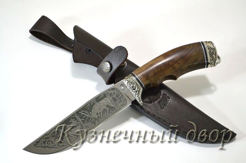 Нож  "Охота" сталь- D2, рукоять- литье  из мельхиора, орех, художественное оформление клинка.