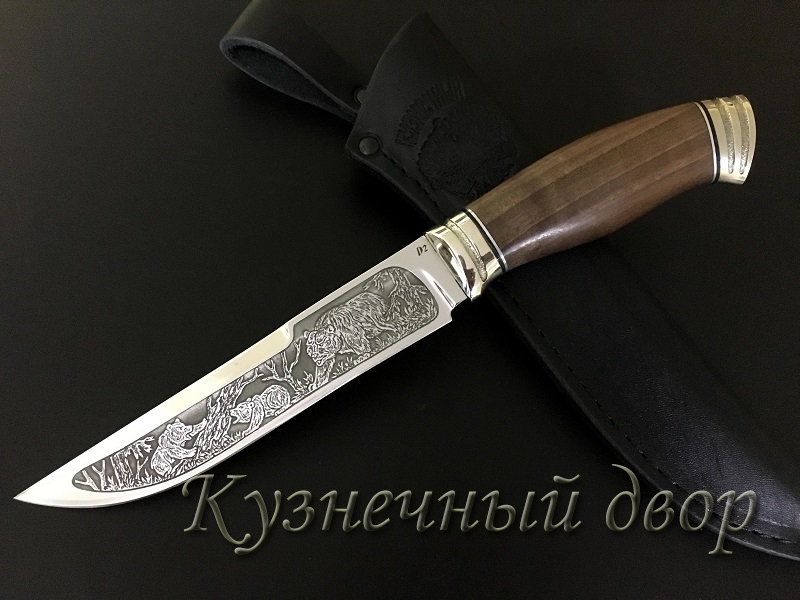 Нож "Путник" сталь- D2, рукоять- литье  из мельхиора, орех, художественное оформление клинка.