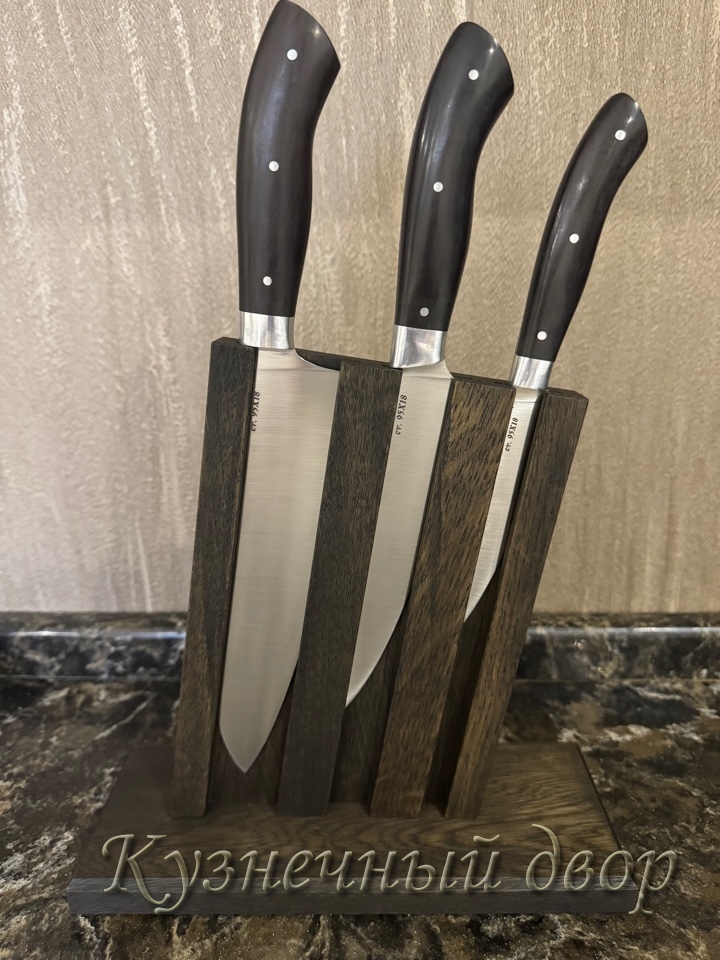 Набор из трех кухонных ножей из стали 95Х18 в подставке. 