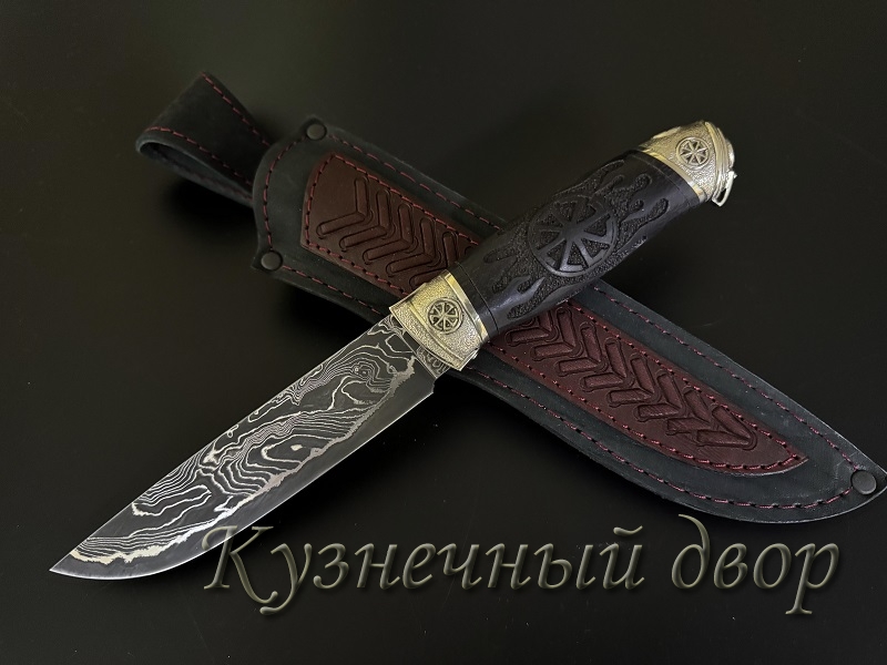 Нож ручной работы "Тайга".   Клинок- трехслойный ламинат, сердечник ШХ15. Рукоять- черный граб с  художественной резьбой.
