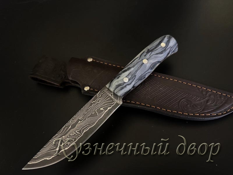 Нож ручной работы "Бекас" цельнометаллический из трехслойного ламината, сердечник ШХ15, накладки рукояти- акрил. 